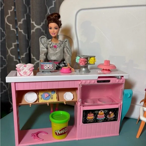 Barbie Cake Decorating Playset with Dolls and Accessories - Picture 2 of 6